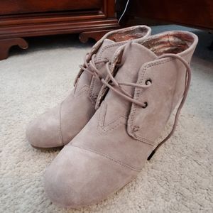 Tom's taupe tie up booties new size 10